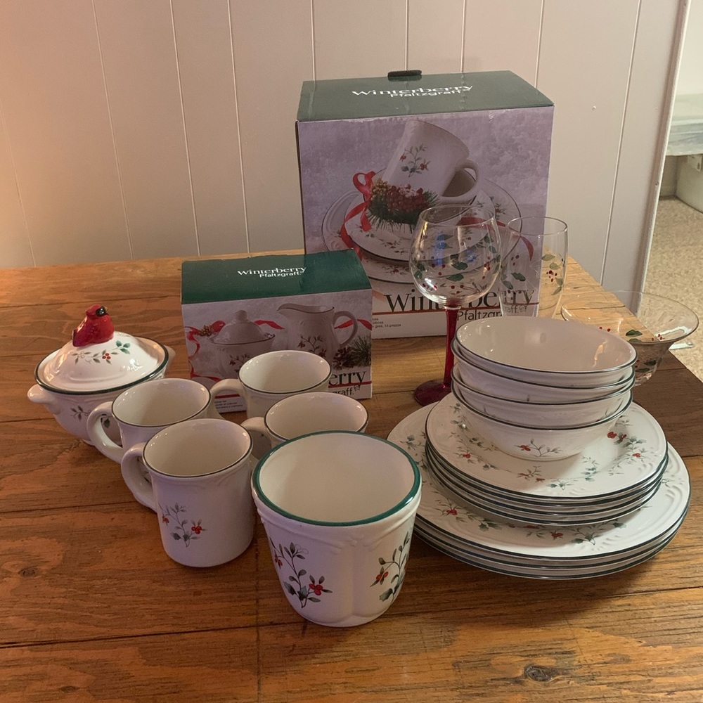 Pfaltzgraff Winterberry assorted dishes